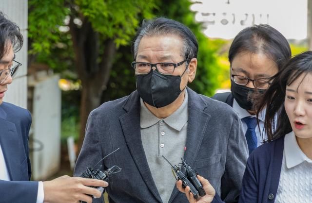 2018년 지방선거 공천헌금 의혹 혐의를 받는 건진법사 전성배 씨가 12일 서울 양천구 서울남부지법에서 열린 1심 두 번째 공판에 출석하고 있다 2025512 사진연합뉴스