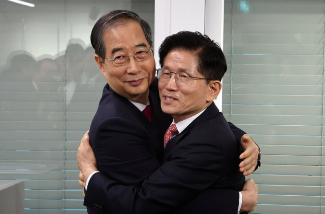 지난 11일 김문수 국민의힘 대선 후보와 한덕수 전 국무총리가 서울 여의도 국민의힘 대선 후보 사무실에서 회동을 마친 뒤 포옹하는 모습 사진연합뉴스 