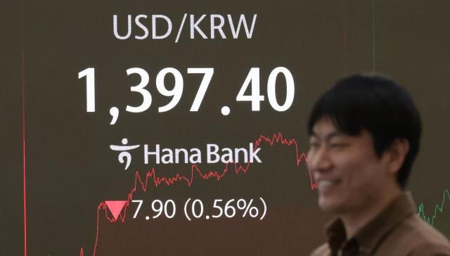 지난 7일 서울 중구 하나은행 딜링룸 현황판에 원·달러 환율 지수 등이 표시되고 있다 사진연합뉴스