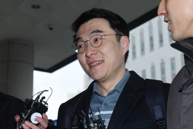 거액의 가상자산코인 보유 사실을 숨기려 국회에 허위 재산 신고를 한 혐의로 기소된 더불어민주당 김남국 전 의원이 지난 2월 10일 서울남부지법에서 열린 1심 선고에 출석하고 있다 사진연합뉴스