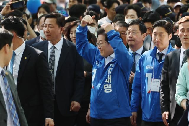 이재명 더불어민주당 대선 후보가 6·3 대통령선거 공식 선거운동 첫날인 12일 경기 화성시 동탄 센트럴파크 음악분수중앙광장 유세장에서 시민들에게 인사하고 있다 