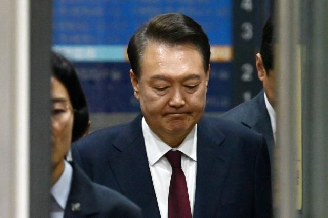 윤석열 전 대통령이 12일 서울 서초구 중앙지방법원에서 열린 내란 우두머리 혐의 직권남용 권리행사방해 혐의 사건 3차 공판을 마친 뒤 법정을 나서고 있다 사진연합뉴스