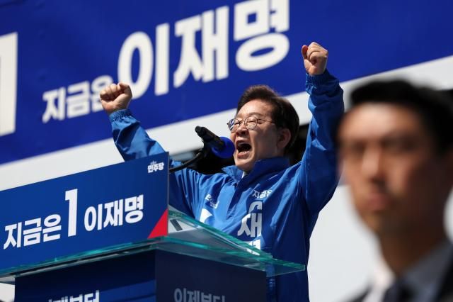 이재명 더불어민주당 대선 후보가 6·3 대통령선거 공식 선거운동 첫날인 12일 서울 광화문 청계광장에서 열린 중앙선대위 출정식 및 첫 유세에서 시민들에게 지지를 호소하고 있다 사진연합뉴스