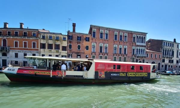 농심의 이탈리아 베네치아 수상버스 신라면 래핑 광고 사진농심