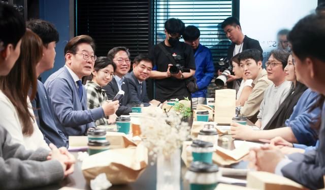 이재명 더불어민주당 대선 후보가 12일 경기 성남시 한 판교 오피스텔에서 열린 K-혁신 브라운백미팅에서 판교 IT 개발자 2030 직장인들과 간담회를 갖고 있다 사진연합뉴스