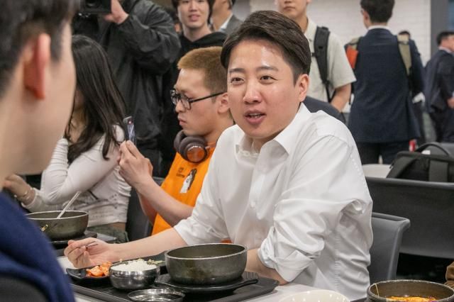 이준석 개혁신당 대선 후보가 제21대 대통령 선거 공식 선거운동 첫날인 12일 서울 연세대학교 캠퍼스 학생회관에서 학생들과 점심을 먹고 있다 사진연합뉴스