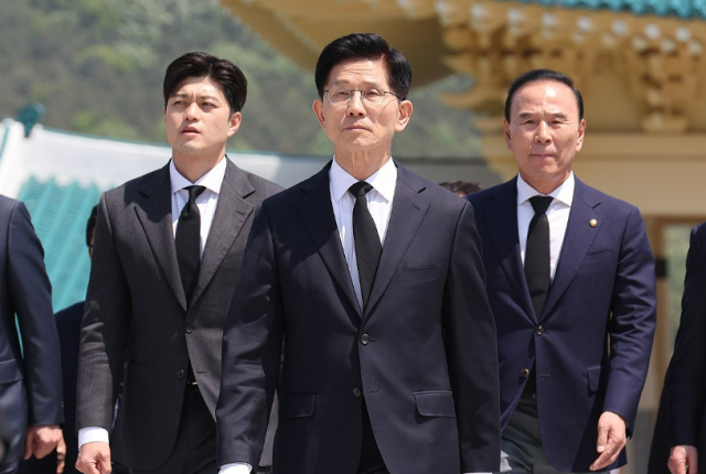 김문수 국민의힘 대선 후보가 등과 12일 국립대전현충원을 찾아 현충탑으로 향하고 있다 사진연합뉴스