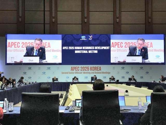 김민석 APEC 고용노동장관회의 의장고용노동부 장관 직무대행이 12일 제주에서 개최된 APEC 고용노동장관회의에서 개회사를 하고 있다 사진김유진 기자