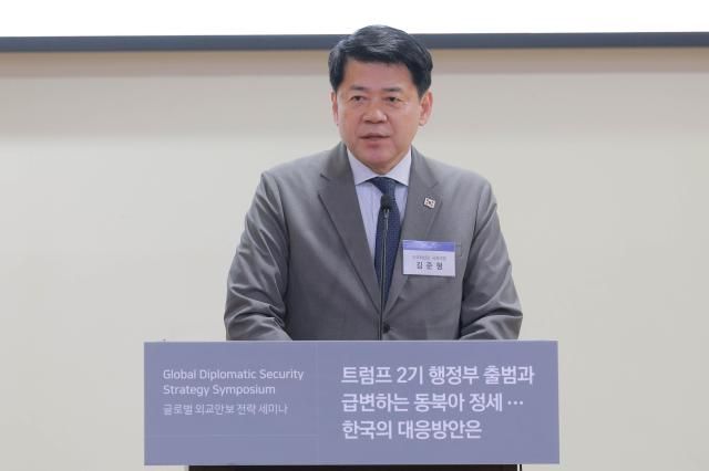 김준형 조국혁신당 국회의원이 12일 오전 서울 여의도 국회의원회관에서 열린 글로벌 외교안보 전략 세미나에서 축사를 하고 있다 사진유대길 기자 dbeorlf123ajunewscom