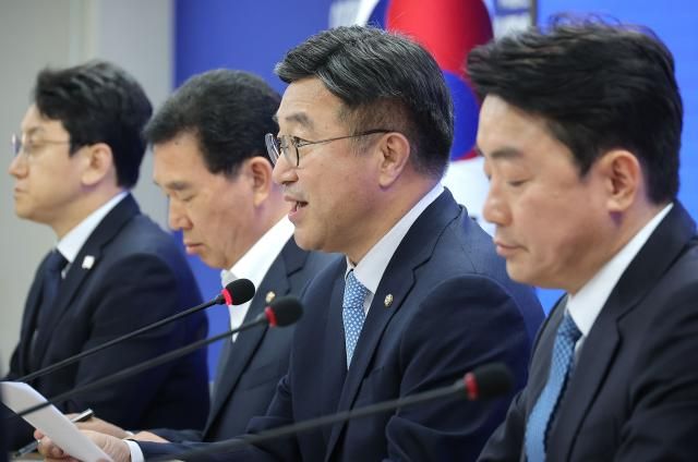 더불어민주당 윤호중 중앙선대위 총괄본부장이 8일 서울 여의도 민주당사에서 열린 총괄본부장단 회의에서 발언하고 있다사진연합뉴스