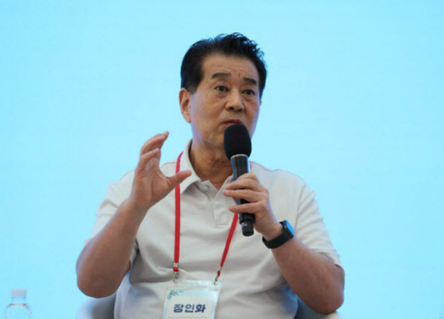 장인화 회장이 지난해 타운홀 미팅에서 ‘뉴 포스코’를 선언하고 있다사진포스코그룹 