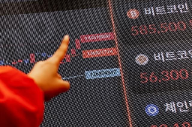 비트코인이 10만 달러선을 회복한 9일 서울 서초구 빗썸라운지 강남본점 전광판에 실시간 비트코인 가격이 표시되고 있다 비트코인이 10만 달러를 넘어선 것은 지난 2월 2일 이후 처음이다 사진연합뉴스