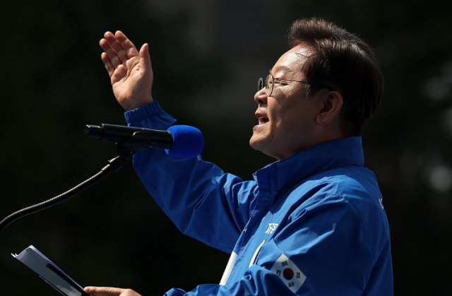 이재명 더불어민주당 대선 후보가 6·3 대선 공식 선거운동 첫날인 지난 12일 서울 광화문 청계광장에서 열린 중앙선대위 출정식에서 시민들에게 지지를 호소하는 모습 사진연합뉴스