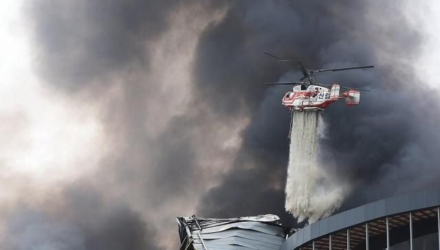 13일 경기도 이천시 부발읍 소재 대형 물류센터에서 불이 나 소방헬기가 진화작업을 하고 있다 사진연합뉴스