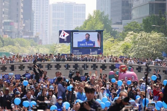 6·3 대통령선거 공식 선거운동 첫날인 12일 서울 광화문 청계광장에서 열린 더불어민주당 이재명 대선 후보의 출정식 및 첫 유세에서 유권자들이 후보 연설을 듣고 있다 사진연합뉴스