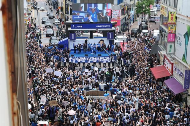 이재명 더불어민주당 대선 후보가 13일 보수의 심장이라고 불리는 대구광역시의 동성로 거리에서 집중 유세를 하고 있다 사진-연합뉴스