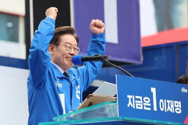 이재명 더불어민주당 대선 후보가 13일 대구 동성로 거리에서 집중 유세를 하고 있다 사진연합뉴스