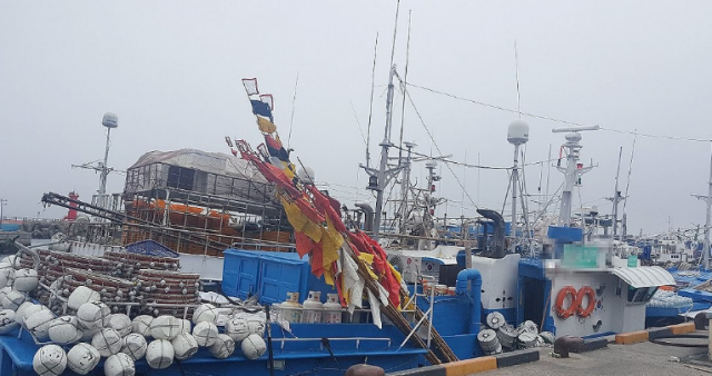 3일 오후 6시 11분께 제주 서귀포 남서쪽 563㎞ 동중국 해상에서 모슬포 선적 근해연승어선 A29t호가 침몰 중이라는 신고가 해경에 접수됐다 해경에 따르면 현재 A호는 침몰한 상태이며 인근 선단선에 의해 A호 승선원이 구조됐는 지 여부 등 인명피해 상황을 확인하고 있다 