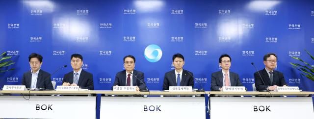 21일 오전 서울 중구 한국은행에서 열린 2024년 지급결제보고서 설명회 사진 왼쪽부터 박준홍 결제정책팀장 윤성관 디지털화폐연구실장 이종렬 부총재보 이병목 금융결제국장 윤태길 결제감시부장 최석기 결제인프라안정팀장 사진한국은행