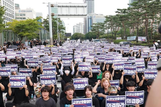 사망한 서이초 교사의 49재이자 공교육 멈춤의 날인 4일 오후 서울 여의도 국회의사당 앞에서 열린 서이초 교사 49재 추모집회에서 참석자들이 구호를 외치고 있다 20230904사진유대길 기자 dbeorlf123ajunewscom