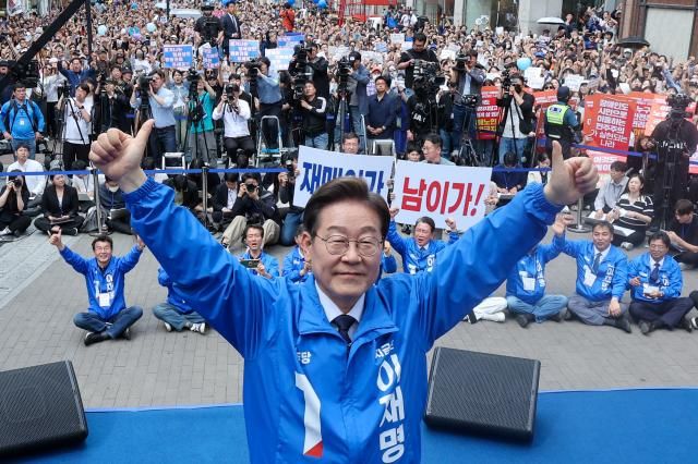 더불어민주당 이재명 대선 후보가 13일 보수의 심장이라고 불리는 대구광역시의 동성로 거리에서 열린 집중 유세에서 연설을 마친 뒤 두 팔을 번쩍 들어올리고 있다사진연합뉴스