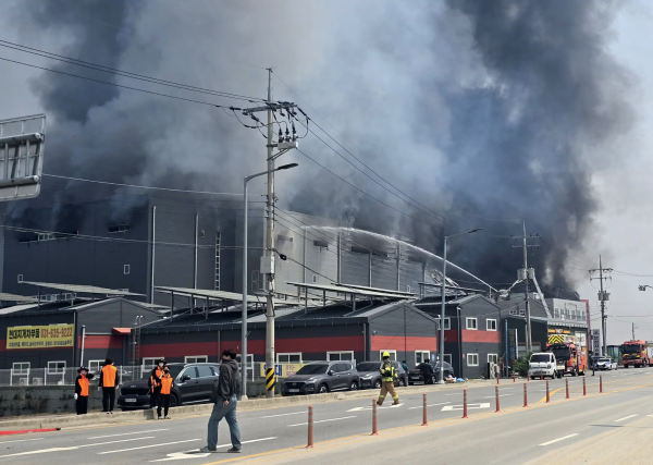 13일 오전 10시 29분 경기도 이천시 부발읍에 있는 대형 물류센터에서 불이 나 소방당국이 대응 2단계를 발령해 진화 중이다 사진연합뉴스