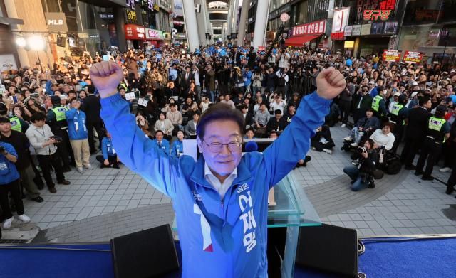 더불어민주당 이재명 대선 후보가 12일 대전광역시 으느정거리 스카이로드에서 열린 유세에서 대전 시민들에게 인사하고 있다사진연합뉴스