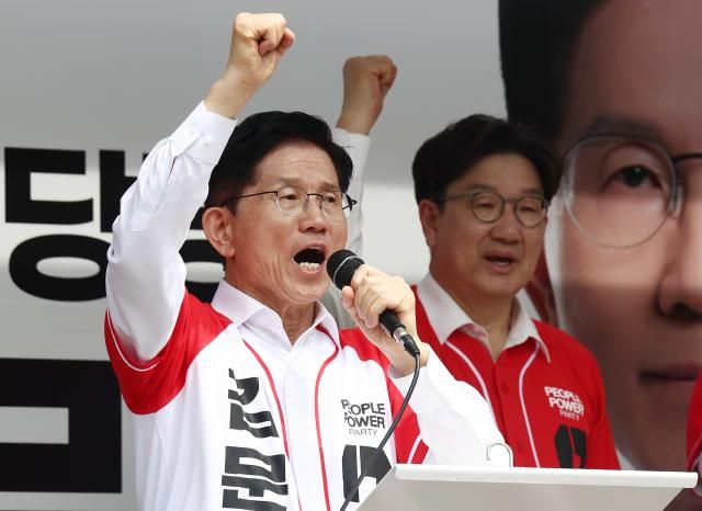 국민의힘 김문수 대선 후보가 13일 울산 남구신정시장 인근에서 유세를 하고 있다사진연합뉴스