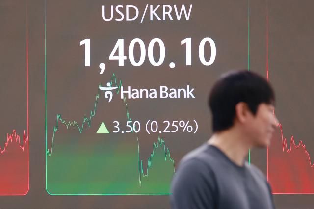 지난 9일 오후 서울 중구 하나은행 딜링룸 현황판에 원·달러 환율이 표시되고 있다 사진연합뉴스