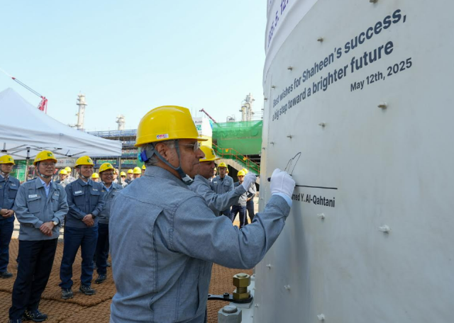 1 아람코 모하메드 알 카타니 다운스트림 사장이 12일 S-OIL 샤힌 프로젝트현장을 방문해 안전 시공과 성공을 기원하며 설비에 서명을 남기고 있다 사진에쓰오일 
