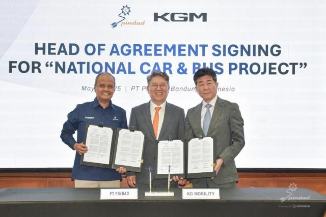 KGM이 인도네시아 핀다드PT Pindad사와 렉스턴 KD 공급 물량 및 사업 확대를 위한 HOA를 체결했다 HOA 체결식 사진 중앙 KGM 곽재선 회장 오른쪽 KGM 황기영 대표이사 왼쪽 핀다드 시깃 산토사Mr Sigit P Santosa 대표