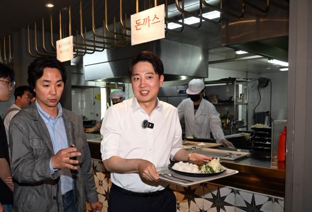 이준석 개혁신당 대선 후보가 13일 대구 경북대학교에서 배식을 받아 자리로 향하고 있다 사진연합뉴스 