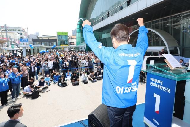 더불어민주당 이재명 대선 후보가 보수의 텃밭으로 불리는 대구·경북TK 지역 유세에 나선 13일 경북 구미시 구미역광장에서 시민들에게 인사하고 있다 사진연합뉴스