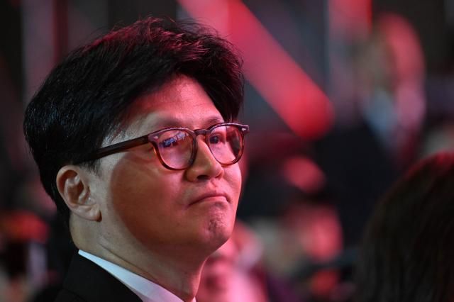 한동훈 국민의힘 대선 경선 후보가 3일 경기 고양시 킨텍스에서 열린 국민의힘 전당대회에서 국민의힘 대선 후보로 선출된 김문수 후보의 수락 연설을 지켜보고 있다 202553 사진연합뉴스