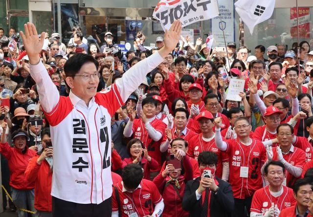 김문수 국민의힘 대선 후보가 13일 울산 뉴코아아울렛 앞에서 유세를 하고 있다 사진연합뉴스