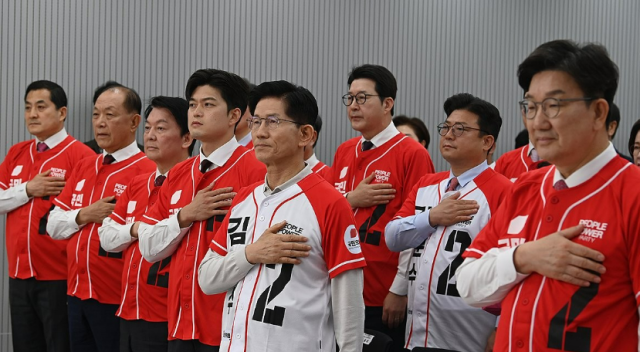 국민의힘 김문수 대선 후보와 권성동 원내대표 비상대책위원장으로 내정된 김용태 의원 등이 12일 서울 영등포구 여의도 국민의힘 중앙당사에서 열린 중앙선대위 임명장 수여식에서 국민의례를 하고 있다 사진연합뉴스