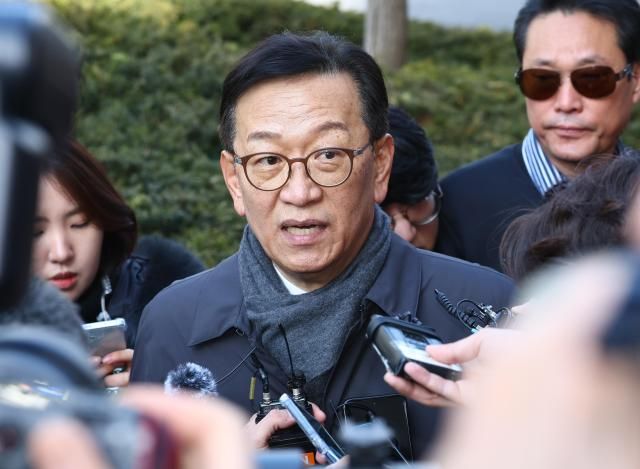 내란 우두머리 혐의로 체포된 윤석열 대통령이 구속되기 전 피의자심문영장실질심사에 출석이 예정된 지난 18일 서울 마포구 서울서부지법 앞에서 윤 대통령 측 석동현 변호사가 취재진의 질문에 답하고 있다 사진연합뉴스