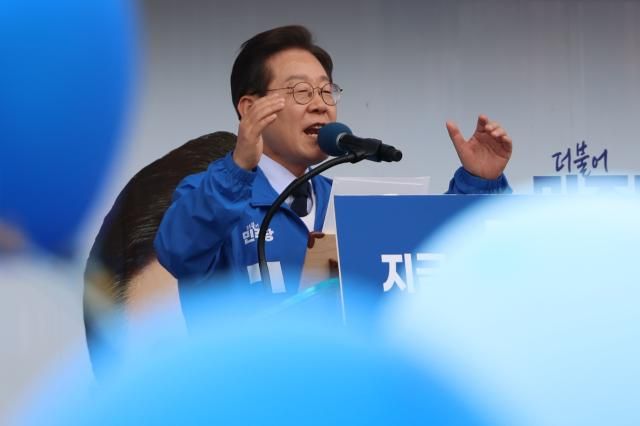  더불어민주당 이재명 대선 후보가 보수의 텃밭으로 불리는 대구·경북TK 지역 유세에 나선 13일 경북 포항시청 광장에서 시민들에게 지지를 호소하고 있다사진연합뉴스