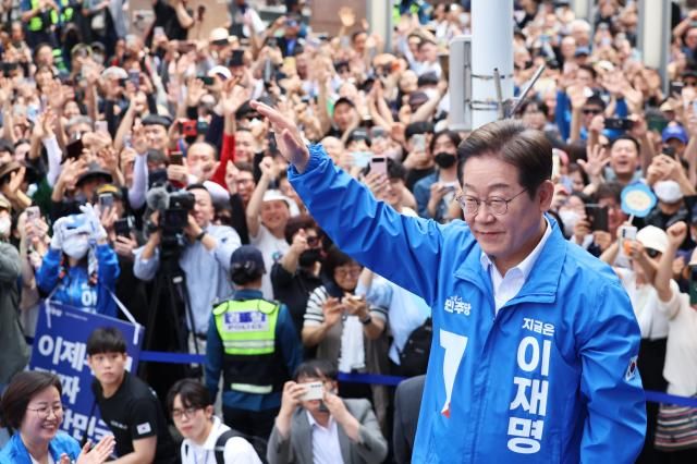 이재명 더불어민주당 대선 후보가 14일 경남 창원시 상남분수광장에서 열린 집중 유세에서 지지자들에게 인사하고 있다 사진연합뉴스