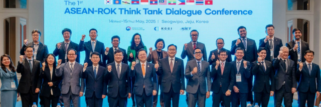 박일준 대한상의 상근부회장앞줄 왼쪽 일곱번째과 정인교 산업통상자원부 통상교섭본부장앞줄 왼쪽 여덟번째이 참석자들과 기념촬영을 하고 있다사진대한상의 