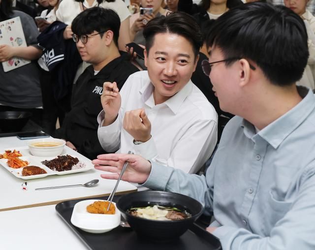 이준석 개혁신당 대선 후보가 14일 부산대학교에서 학생들과 학식을 먹으며 대화를 나누고 있다 사진연합뉴스 