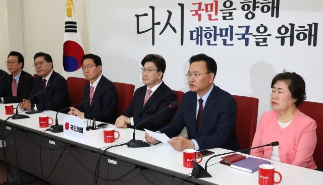 국민의힘 법제사법위원회 간사인 유상범 의원오른쪽 두번째이 14일 국회에서 권성동 원내대표 주재로 열린 법제사법위원회 관련 긴급회의에서 발언하고 있다 사진연합뉴스