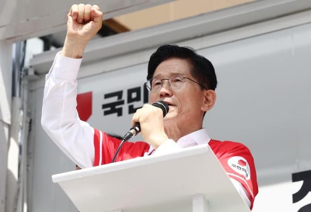 김문수 국민의힘 대선 후보가 13일 울산 남구신정시장 인근에서 유세를 하고 있다 사진연합뉴스
