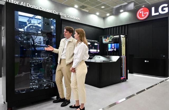 LG전자의 HVAC 기술력을 기반으로 개발한 액체냉각 솔루션을 소개하고 있는 모습 사진LG전자