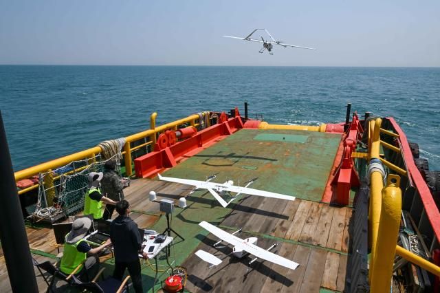 12일 울산 일산항 인근 해상에서 진행된 해군 주관 전·평시 상용 무인체계 작전 운용 가능성 검증훈련에 참가한 드론 모함용 민간선박 해양오호에서 정찰·감시용 수직이착륙VTOL 드론이 이륙하고 있다 사진해군 