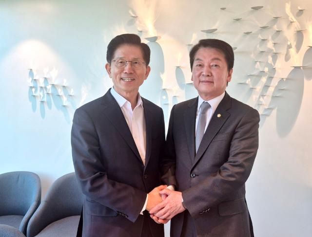 김문수 국민의힘 대선 후보가 7일 서울 여의도 모처에서 안철수 의원을 만나 기념촬영하고 있다 202557 안철수 의원실 제공 재판매 및 DB금지