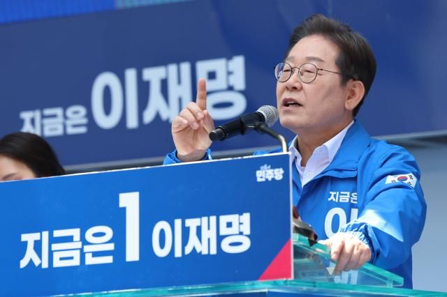 이재명 더불어민주당 대선 후보가 14일 부산 부산진구 서면 젊음의 거리에서 열린 유세에서 지지를 호소하고 있다 사진연합뉴스