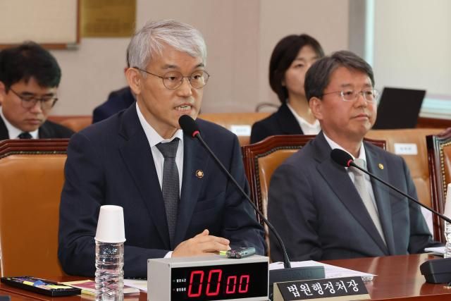 천대엽 법원행정처장이 14일 서울 여의도 국회에서 열린 법원조직법·공직선거법·헌법재판소 등을 심사하는 법제사법위원회 전체회의에서 의원 질의에 답하고 있다 사진연합뉴스