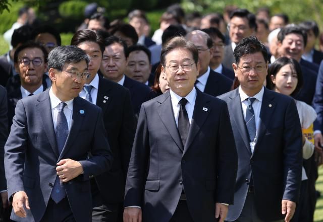 이재명 더불어민주당 대선후보가 14일 부산시 남구 유엔기념공원 찾아 참배를 위해 이동하고 있다 사진연합뉴스