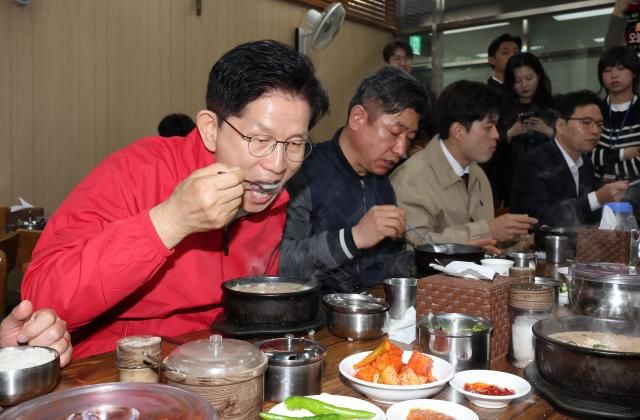 제21대 대통령 선거 공식 선거운동 첫날인 지난 12일 국민의힘 김문수 대선 후보가 서울 송파구 가락시장을 찾아 상인들과 순대국밥을 먹고 있다 사진연합뉴스